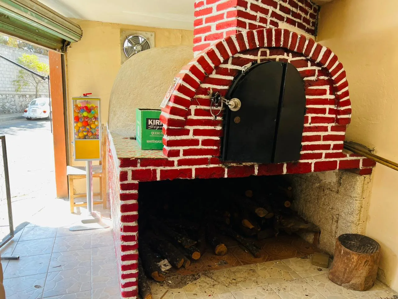 Horno de leña de Pizzeria Italiana, encendido con leña